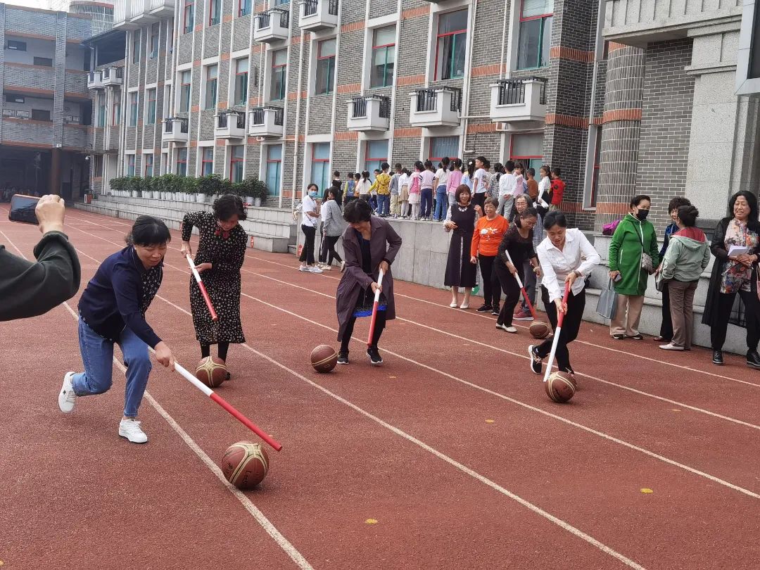 天府新区华阳实验小学举行“爱成都 迎大运”退休职工趣味运动会