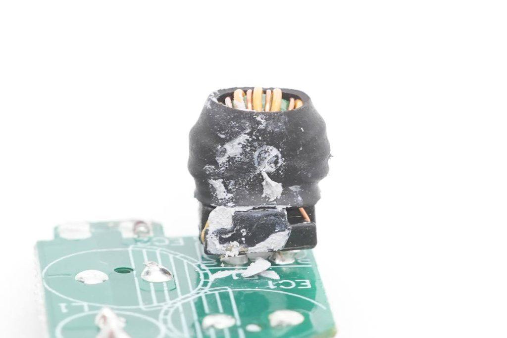 拆一款苹果官方合作品牌30W PD快充充电器，顶配iPhone 13全速充电