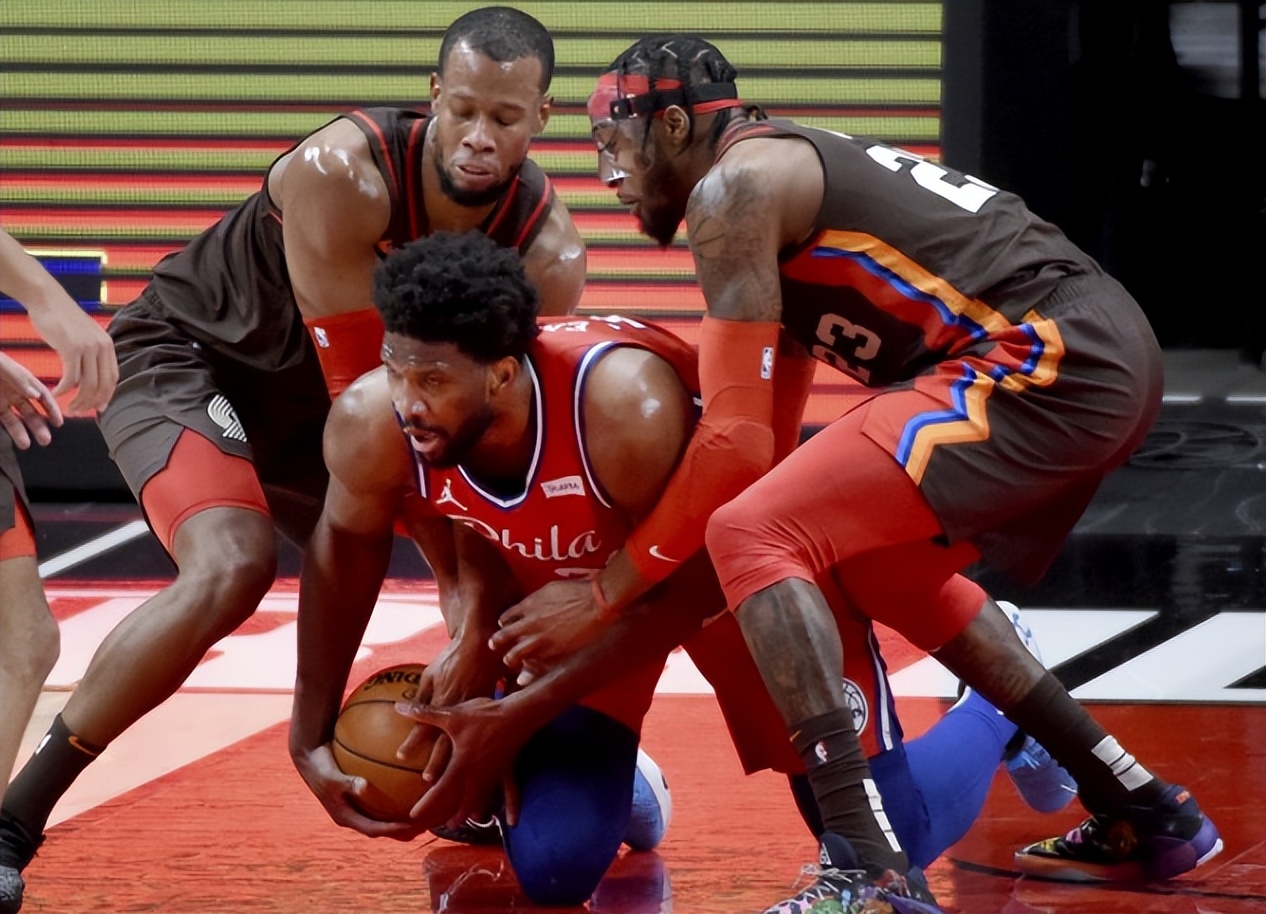 为什么nba中锋越来越少(为何NBA现役中锋那么软？对比90年代中锋肌肉 你就明白)