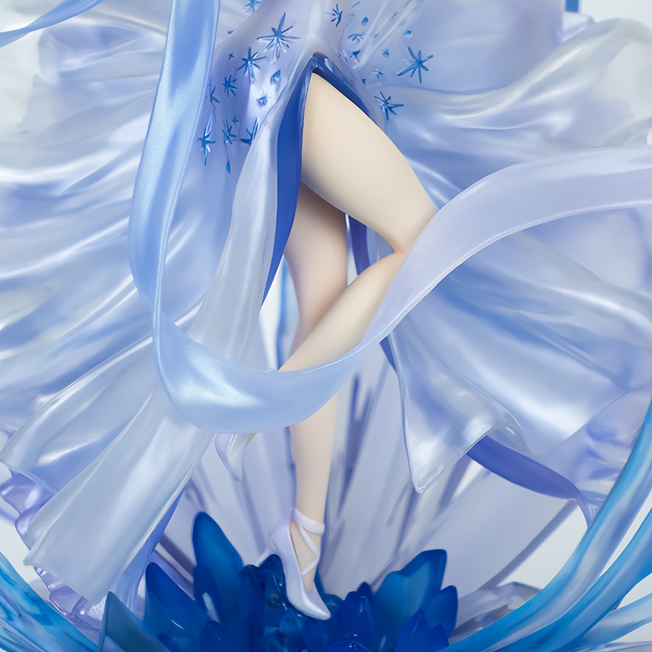 《Re：从零开始的异世界生活》艾米莉亚的水晶礼服有多美？-哪边嗨