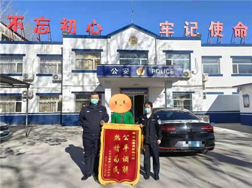 接警后,岗南派出所民警立即赶到现场,所长孔雅儒认真听取双方当事人的