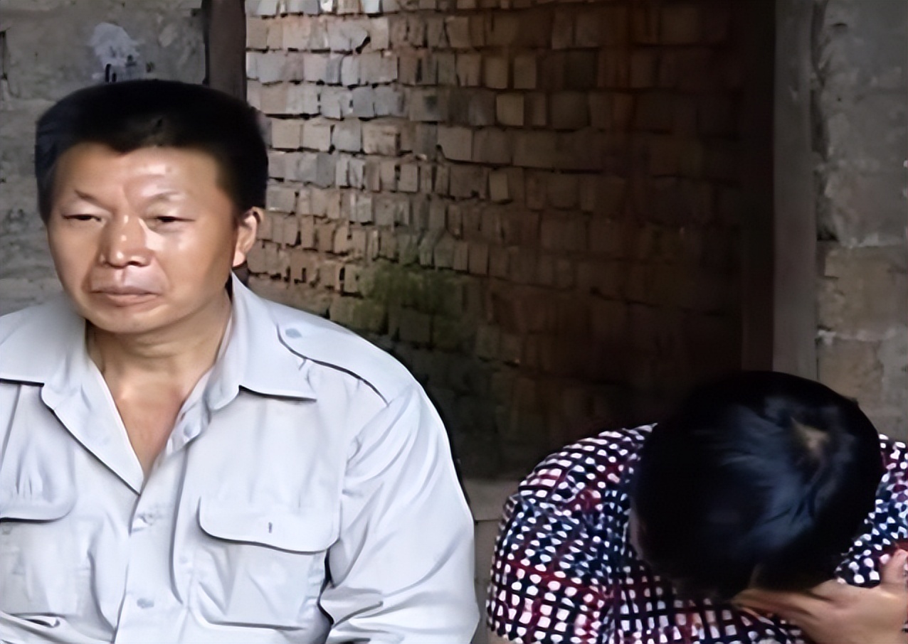 2017年，女孩金榜题名后，偷偷与富豪生父相认，穷养父：早干嘛了