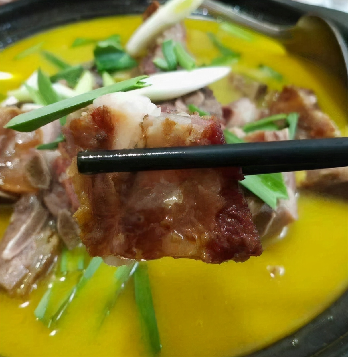 烟熏排骨怎么做好吃（4步学做风味十足的烟熏腊排骨）