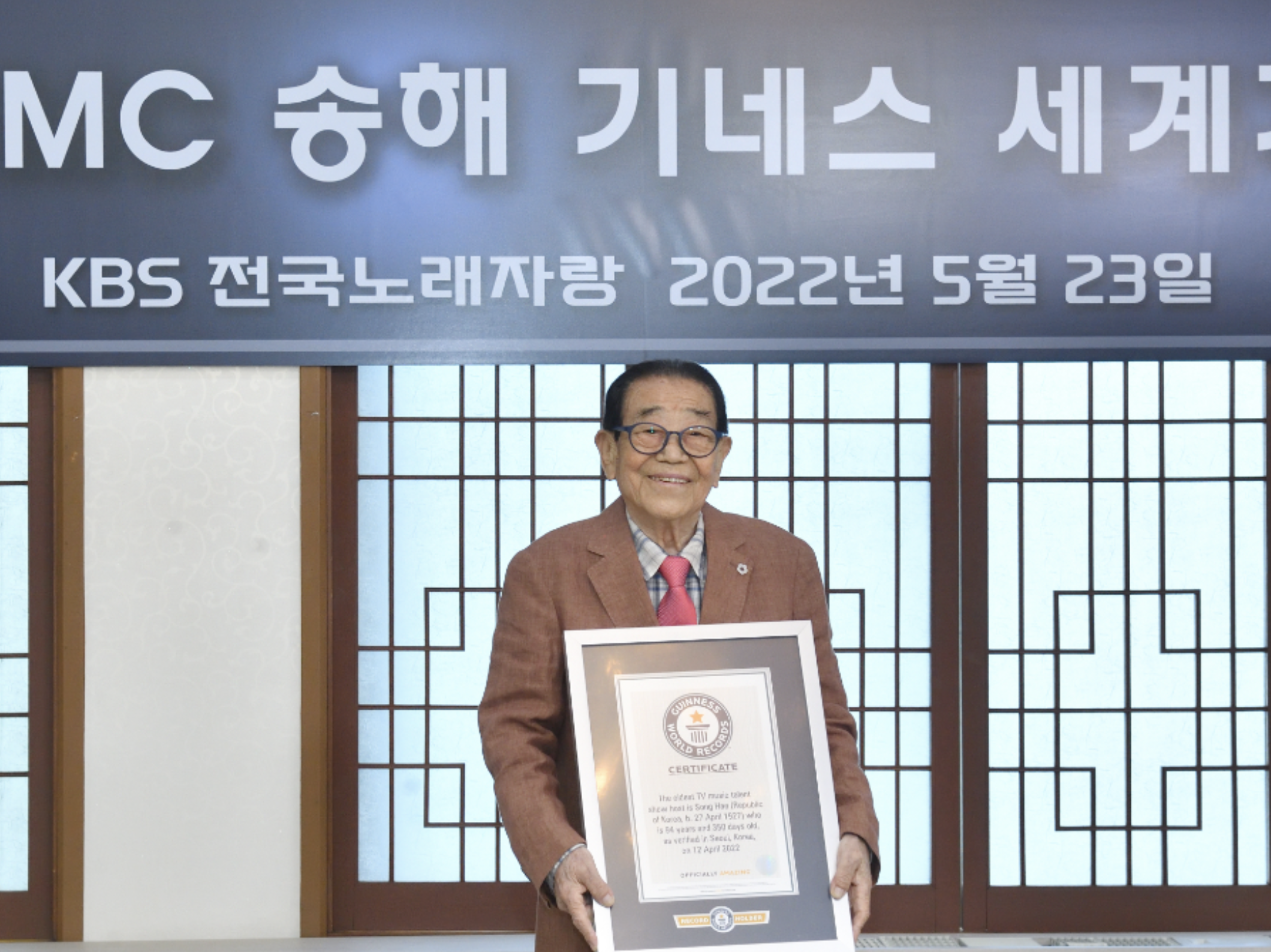 仅仅11天，就有12位名人接连离世，一天失去2位艺术家，最大95岁