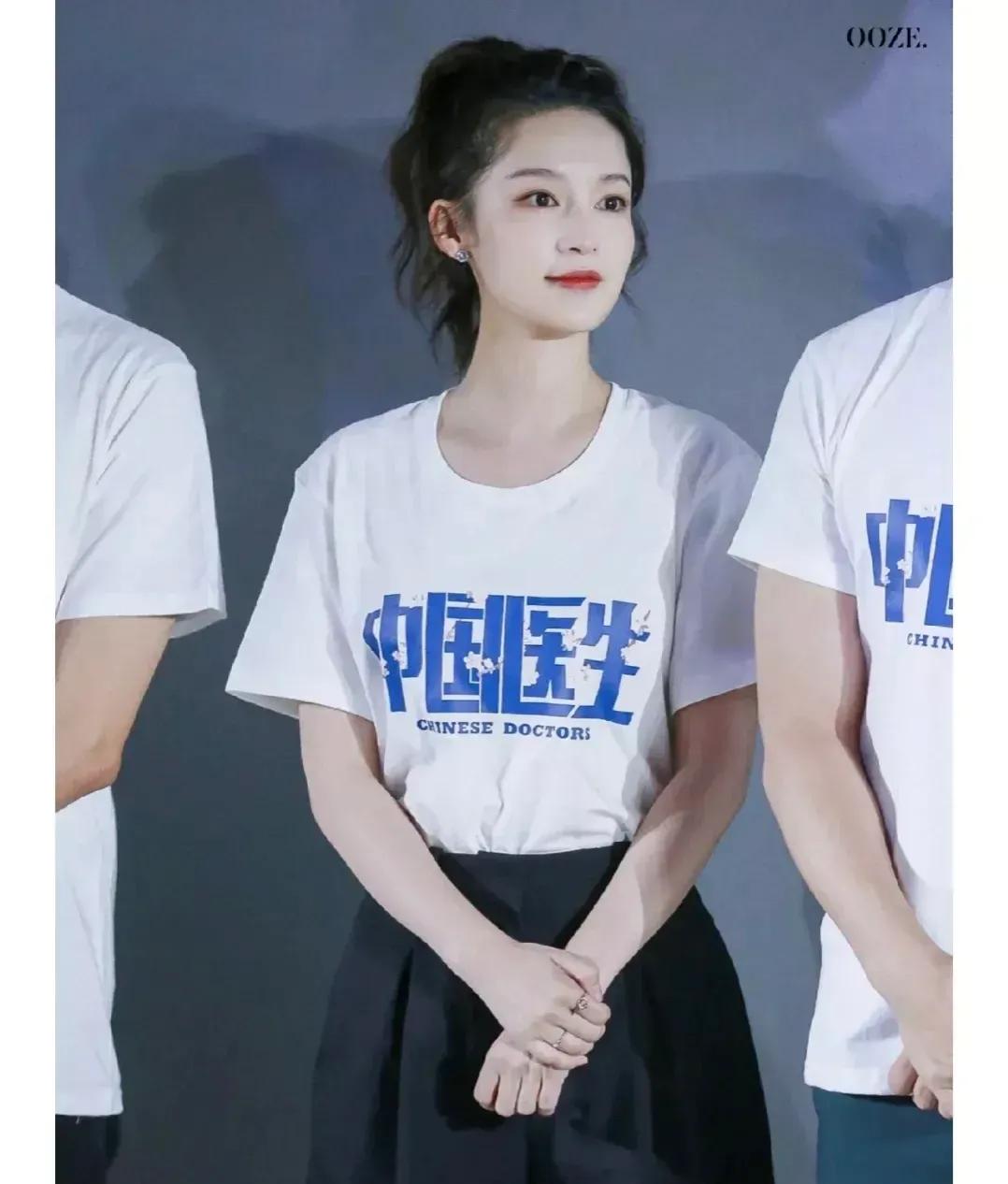 李沁清新自然，微卷高马尾，简单白T黑裤，骨子里的美无需华服