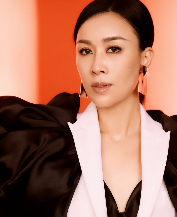 女歌手那英,原名叫叶赫那拉英,是慈禧太后的曾孙女?都是谣传