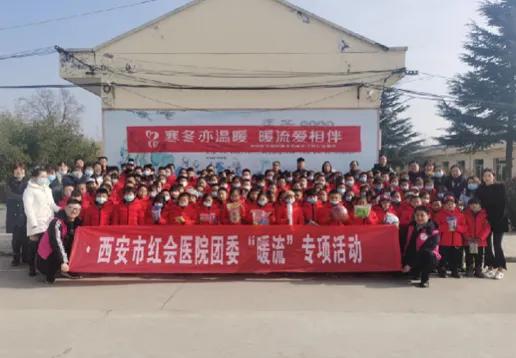 弘扬雷锋精神 白衣丹心传递爱心力量——记志愿服务队队长康鑫