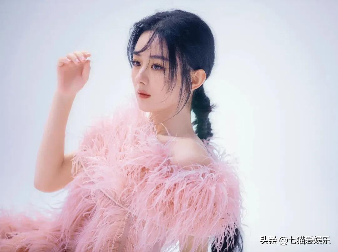 女星的辨识特质：赵丽颖的小脚，刘诗诗的天鹅颈，李沐宸的招风耳