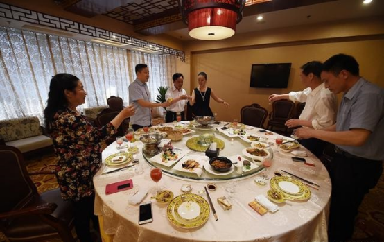 中老年人酒桌上，有這4個(gè)表現(xiàn)的人，都是“老狐貍”，千萬別輕視