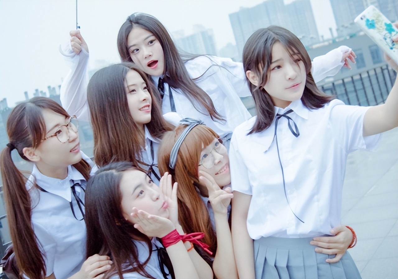 大学毕业照穿什么衣服（大学生毕业照穿）