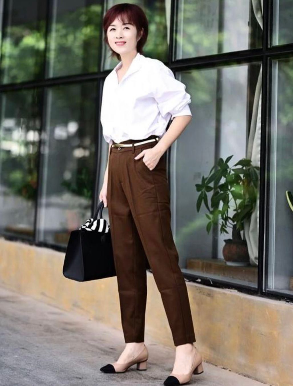 建议上了年纪的女人：衣服不艳、裤子不紧、鞋跟不高，优雅又体面