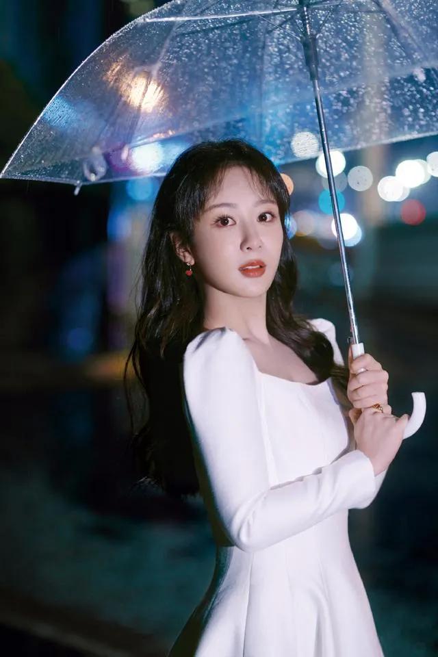 金晨迪丽热巴古力娜扎上演霓虹灯下的极限魅惑，这谁能抵挡得住呀