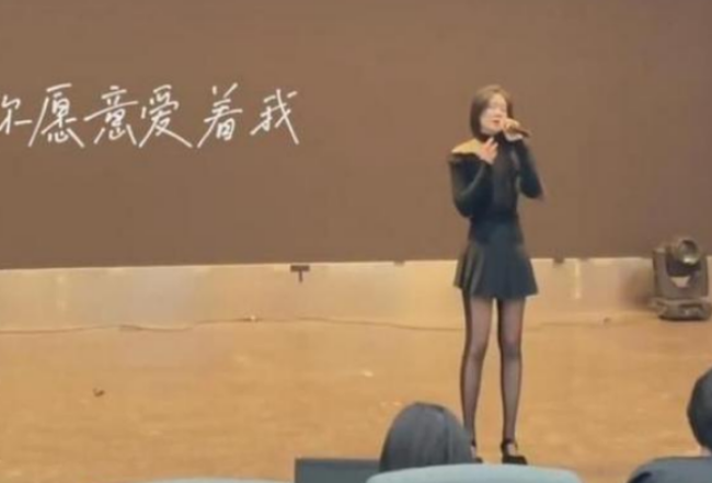 南京一高校女生穿“黑丝短裙”考试，遭质疑后回怼：这是现代女性