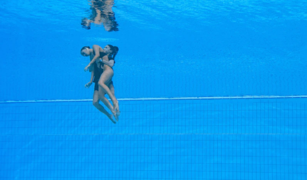 突发！游泳世锦赛惊魂一幕：美国女将在水中昏迷 教练紧急跳水救人