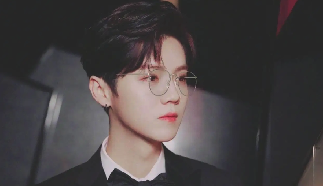 同样是“眼镜造型”，把肖战王一博和吴启华放一起，差距就出来了