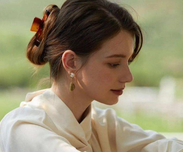 大学校花（浙大多国混血美女校花火了）