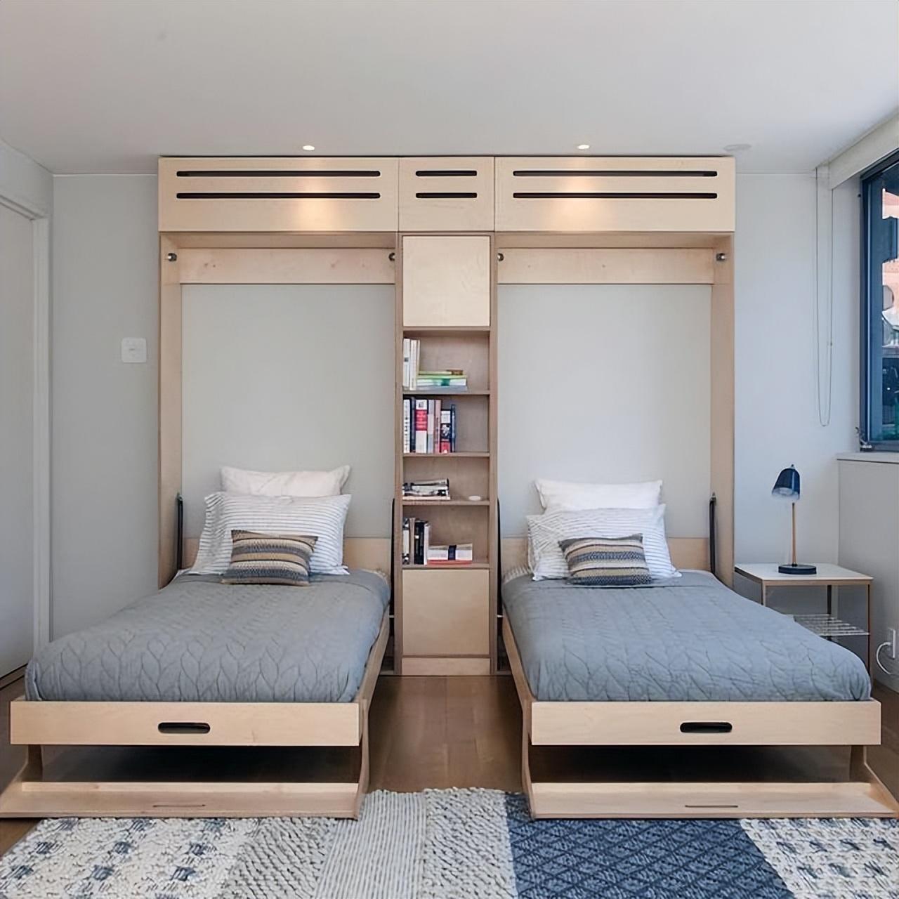 我家次卧使用的是莫非床,因为装修的时候考虑到平时家里只有两个人