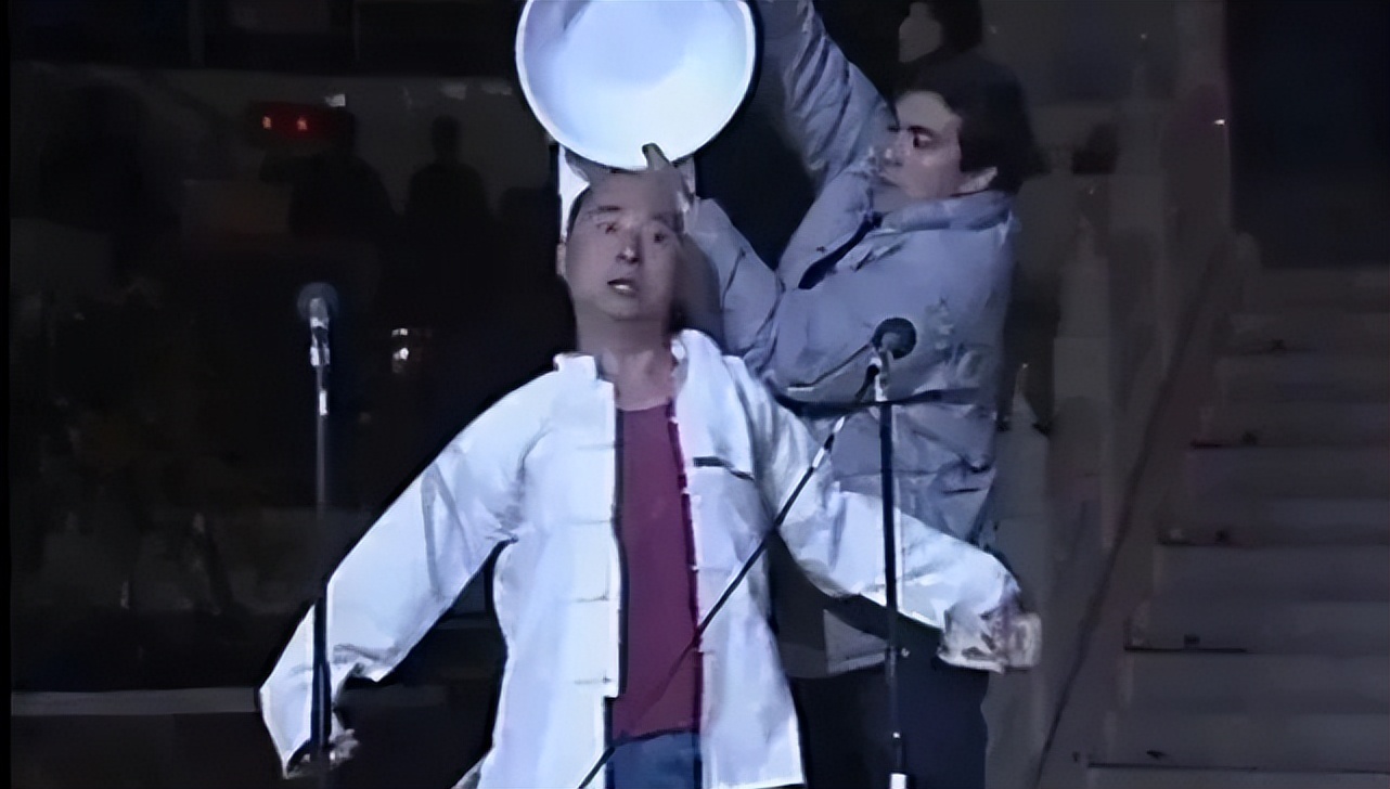 主持人抢话、演员笑场，这8届央视春晚的失误，堪称“灾难现场”