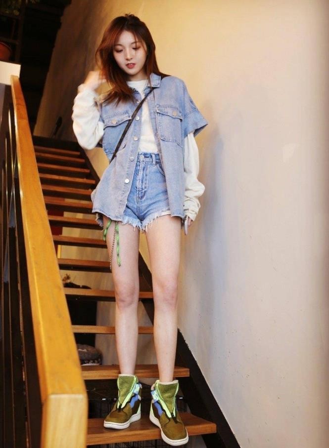 985毕业科班出身，实力不俗被称小邓紫棋，因生病变丑遭外貌羞辱