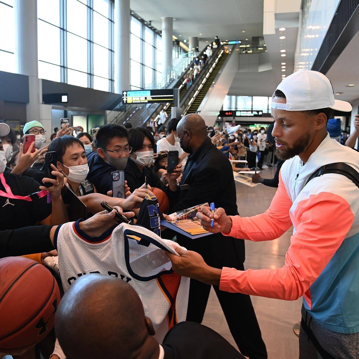 勇士队或将前往日本（受到热烈欢迎！勇士、奇才相继抵达日本，将参加两场NBA日本赛）-华海博客