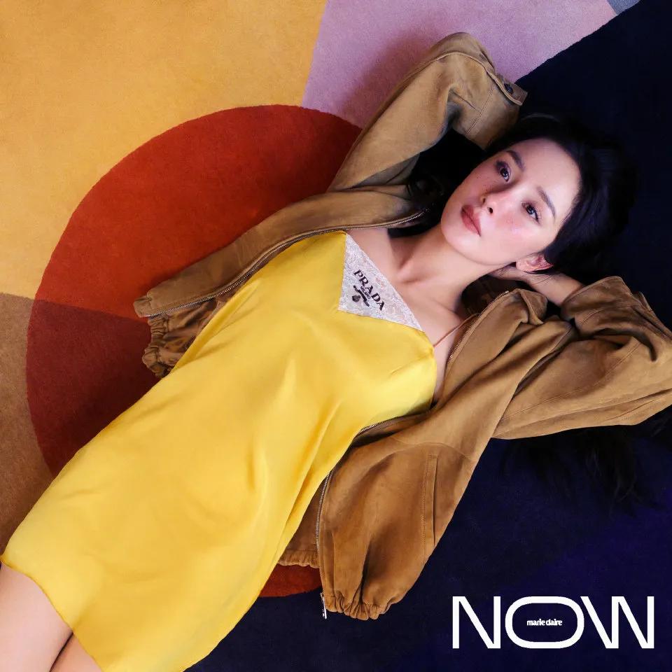 杨幂登上《嘉人NOW》夏季刊封面，属于夏日的缤纷色彩，鲜艳夺目