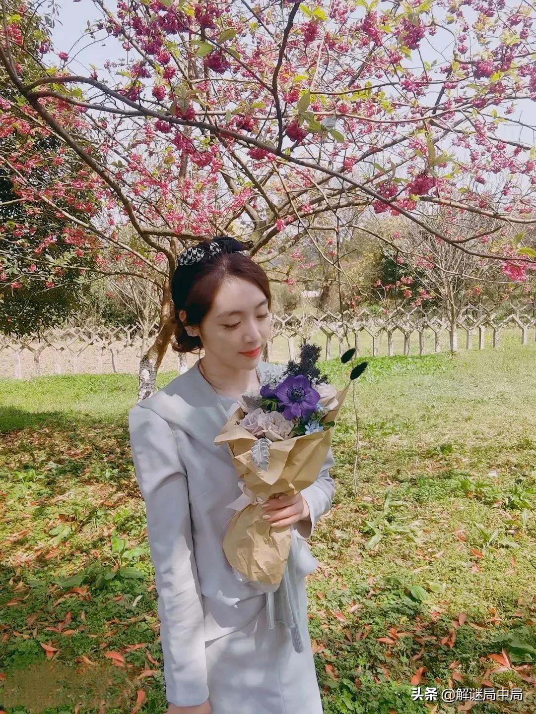 贵州女主持人外出游玩，时尚裙装大气高贵，看上去好迷人，喜欢吗