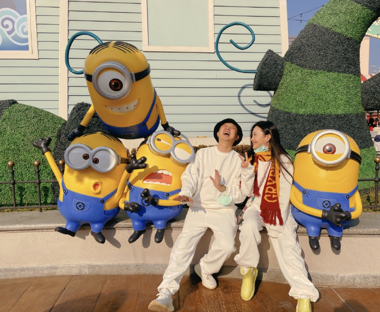 包贝尔环球影城度假，回应柳岩事件后好心情不减，饺子穿吴京同款