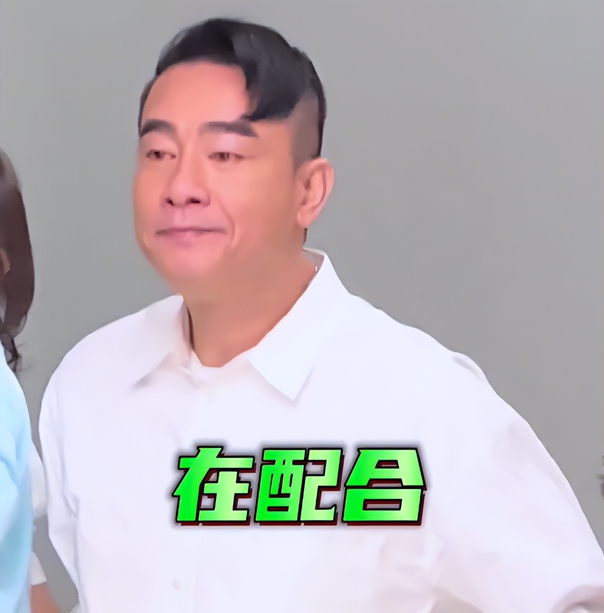 应采儿一家四口拍全家福，小儿子再被错认成女孩，网友催生三胎