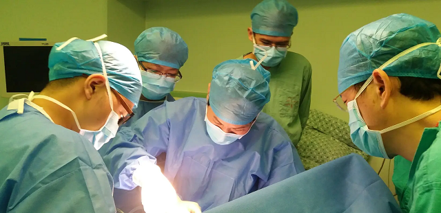 陕西农民捡到​坑面女婴，哥哥做苦力为妹妹整容，变美后她嫁给哥哥