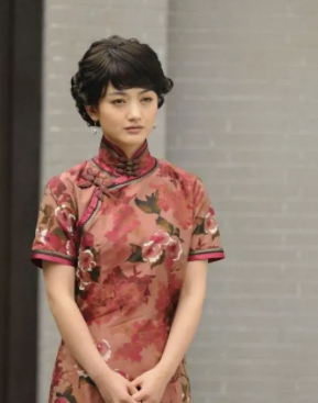 37岁朱杰罕露面！去医院一脸素颜美到惊艳，网传嫁入豪门生活惬意