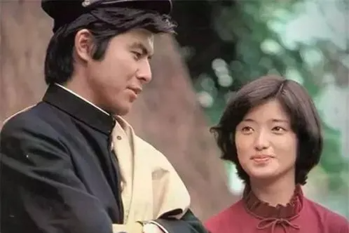 63岁山口百惠：隐退42年，身材发福生活节俭，孙女降生当奶奶