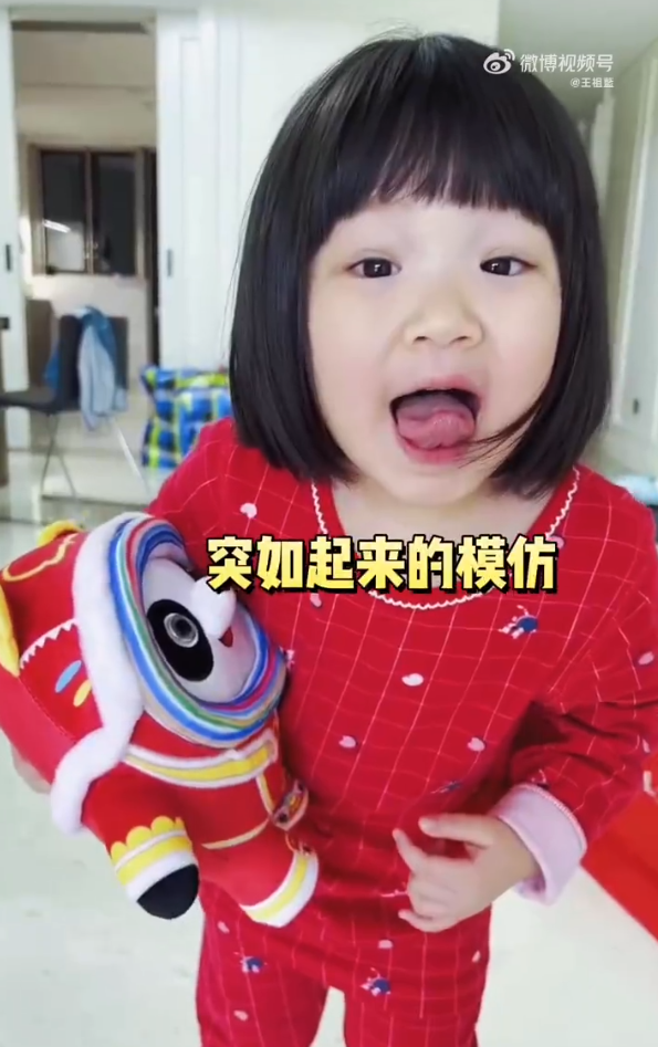 王祖蓝晒俩女儿萌态，天韵和妹妹分享冰墩墩，可爱懂事越长越漂亮