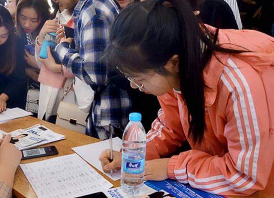 公办专科和民办三本怎么选？找工作时才发现，两者不在同一起跑线