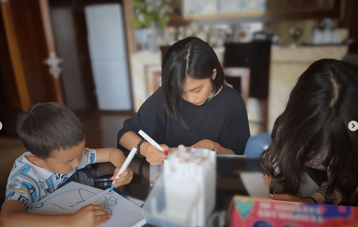 兄妹三人：黄多多带领多妹和弟弟作画，网友：三个艺术家