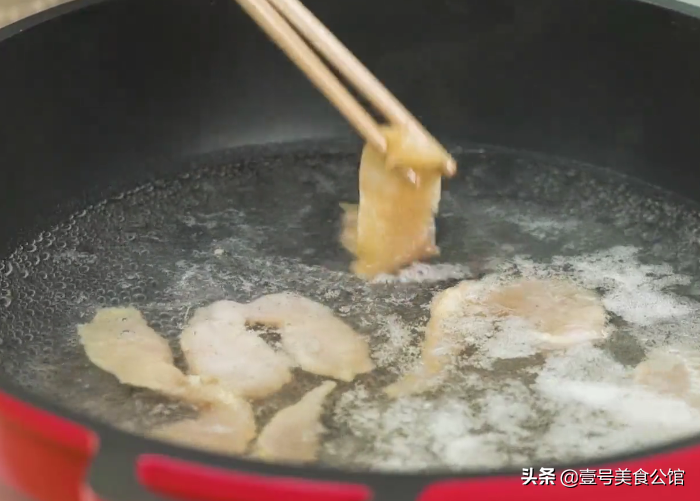 鲜嫩味美的油泼鱼片，操作简单，微辣又解馋，家人爱吃的美食