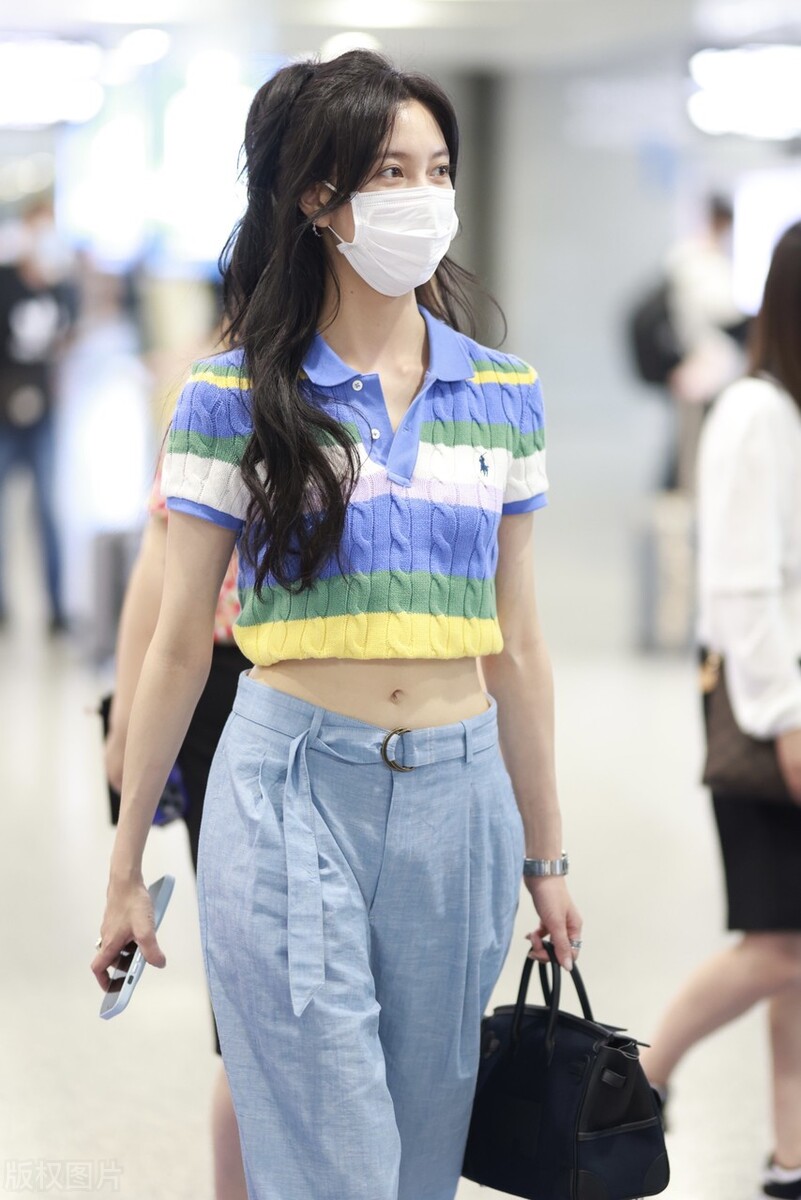宋妍霏现身北京机场亭亭玉立