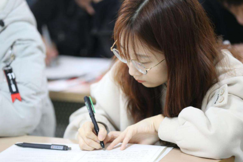 学海无涯，“小绵羊”张艺兴参加长江商学院面试，这是什么学校