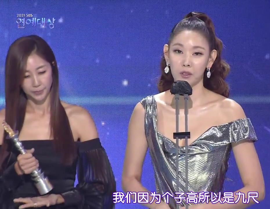 2021SBS演艺大赏红毯，女明星流行穿低胸长裙，身材一个比一个好