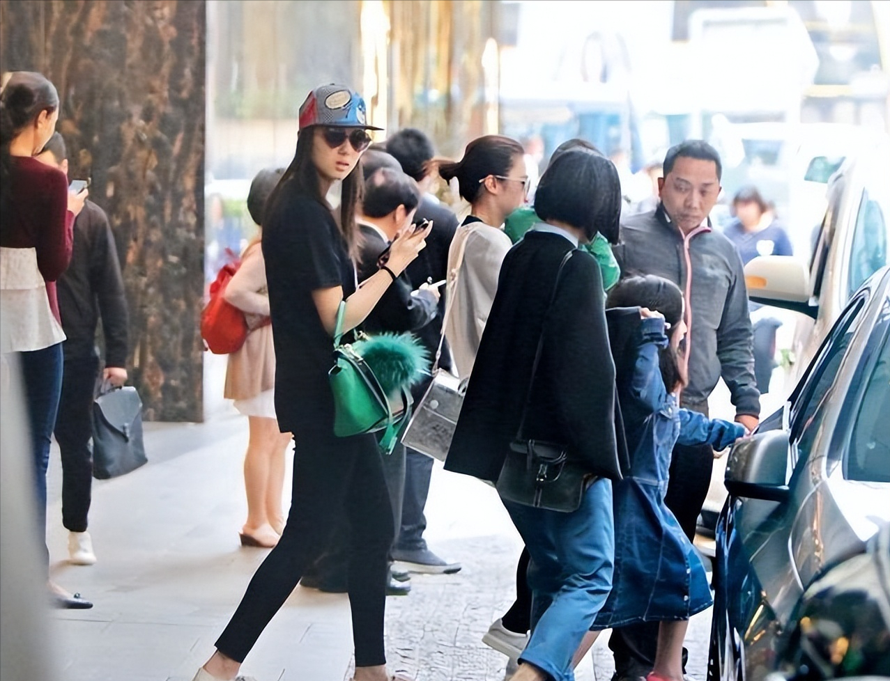 出生在豪门的两位千金，一位经常吃路边小吃，一位经常坐公共汽车