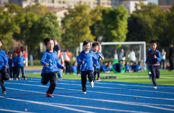 清华校园街头采访走红，出镜学霸造型引热议，网友：一看就很稳重