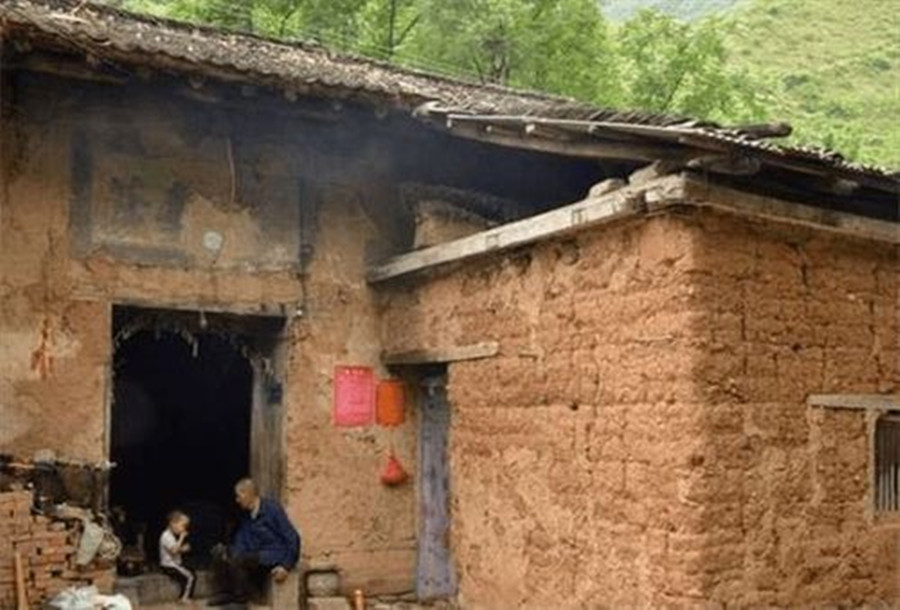 27年前，四川女大学生被拐，与55岁老汉住猪圈17年，获救时已疯癫