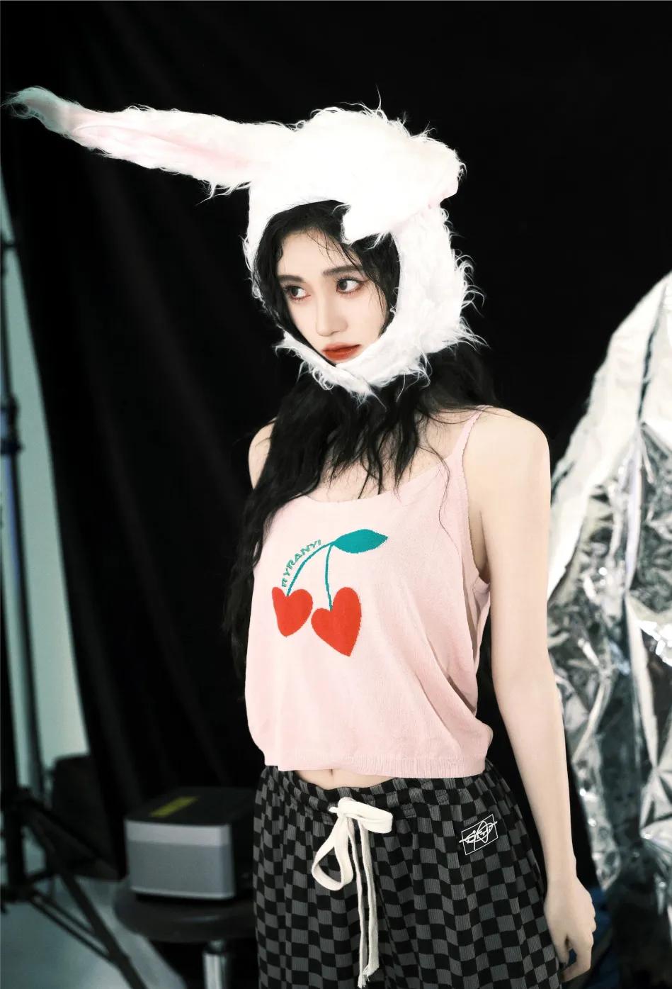 拥有兔子耳朵的鞠婧祎，可爱加倍，哪张美照让你眼前一亮呢？