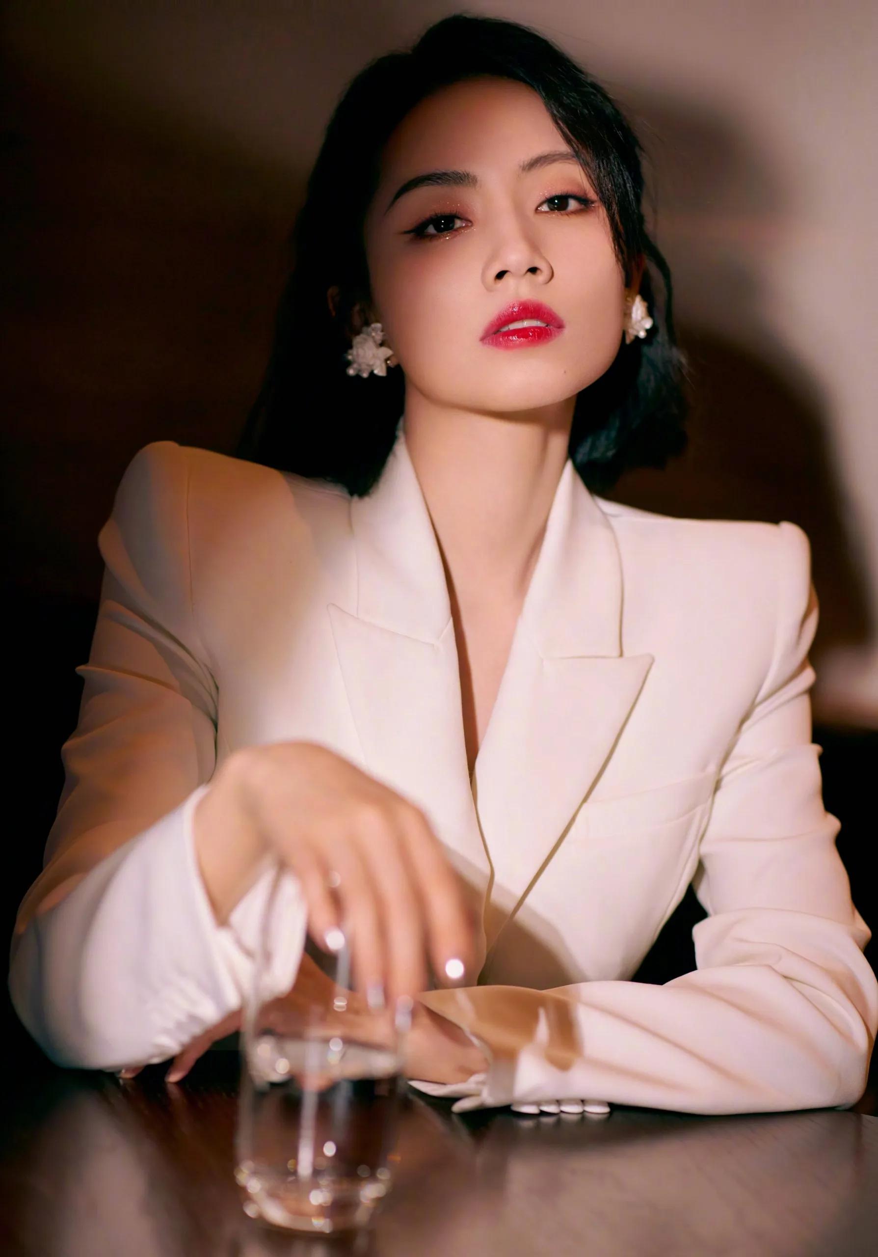 刘惜君的时尚穿搭，每一套都好看，她的每一面，都能给人美的享受