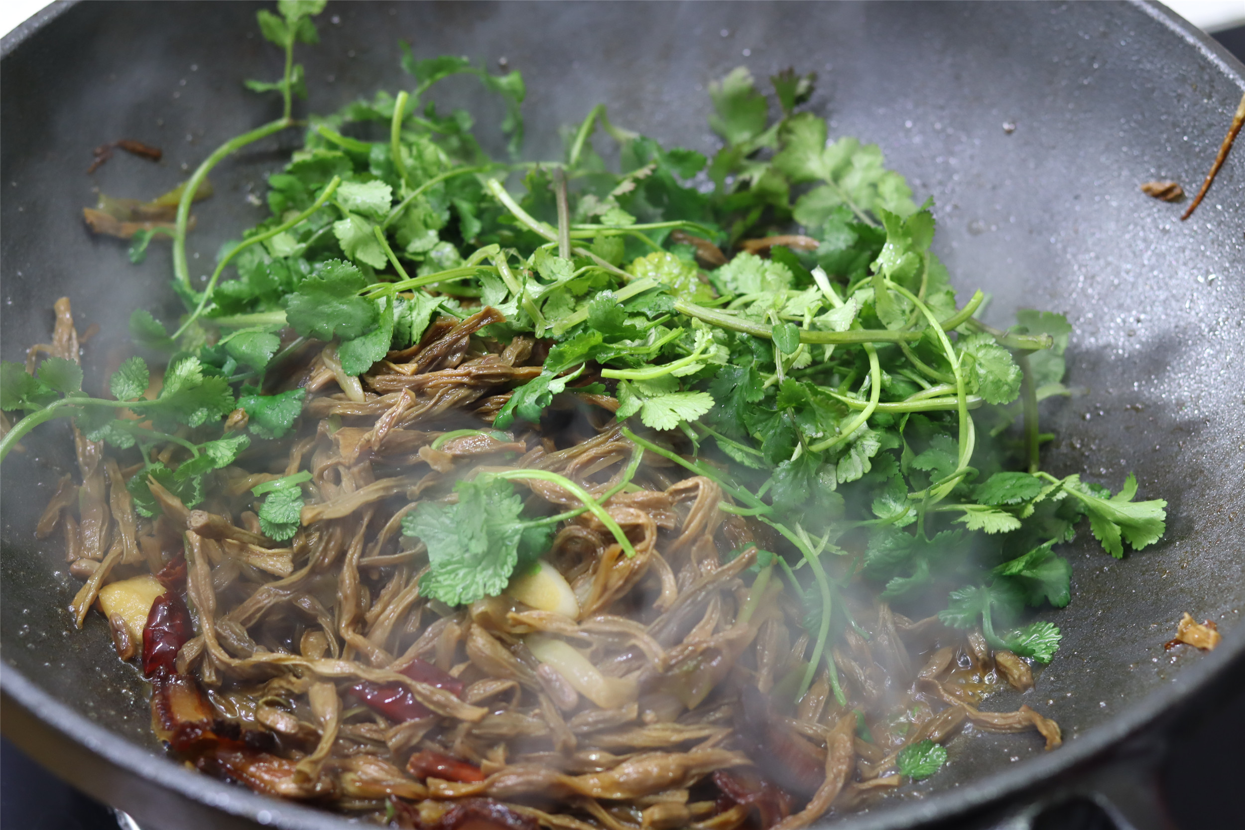 干豆角的做法大全家常菜（教你做入味好吃的干豆角炒腊肉）