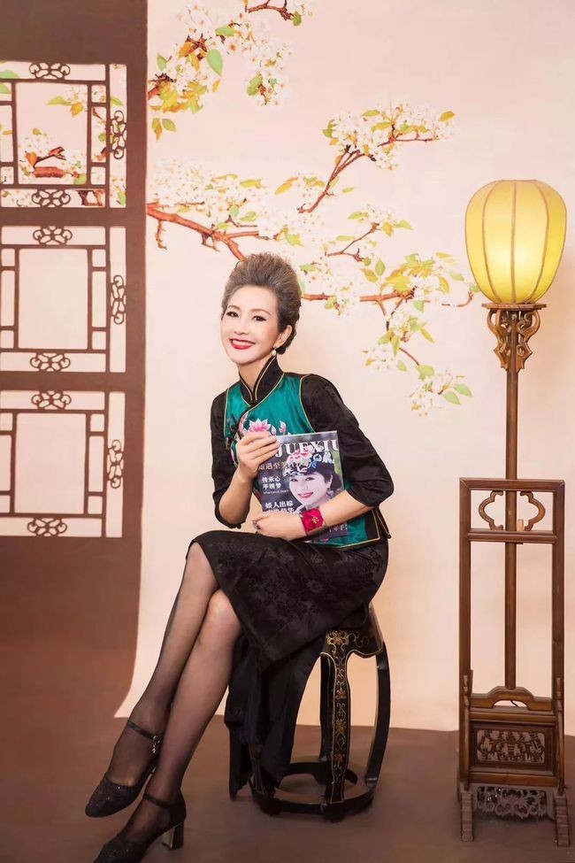 从家庭主妇到“世界旗袍皇后”：曹美丽奶奶活成了中国女性的榜样