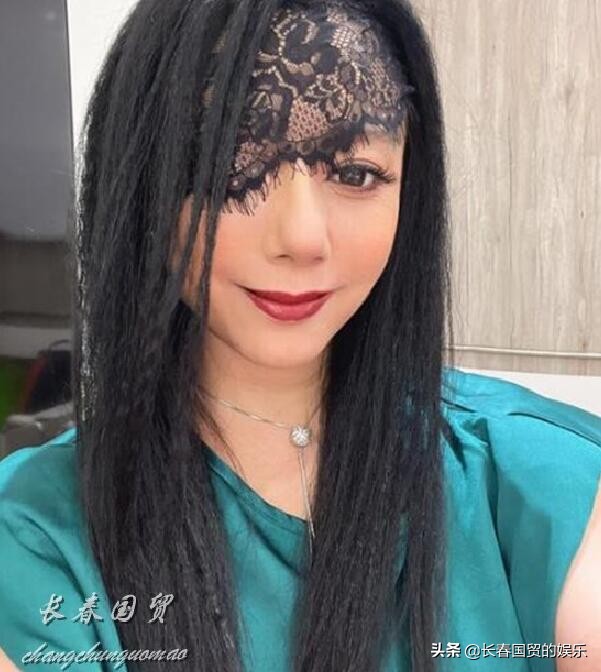 女星昔日与张学友合唱爆红，50岁近况曝光：因眼疾无戏可拍零收入