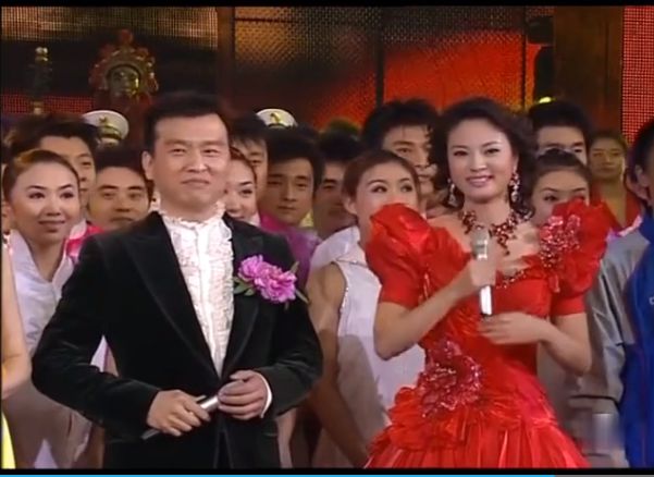 主持人抢话、演员笑场，这8届央视春晚的失误，堪称“灾难现场”