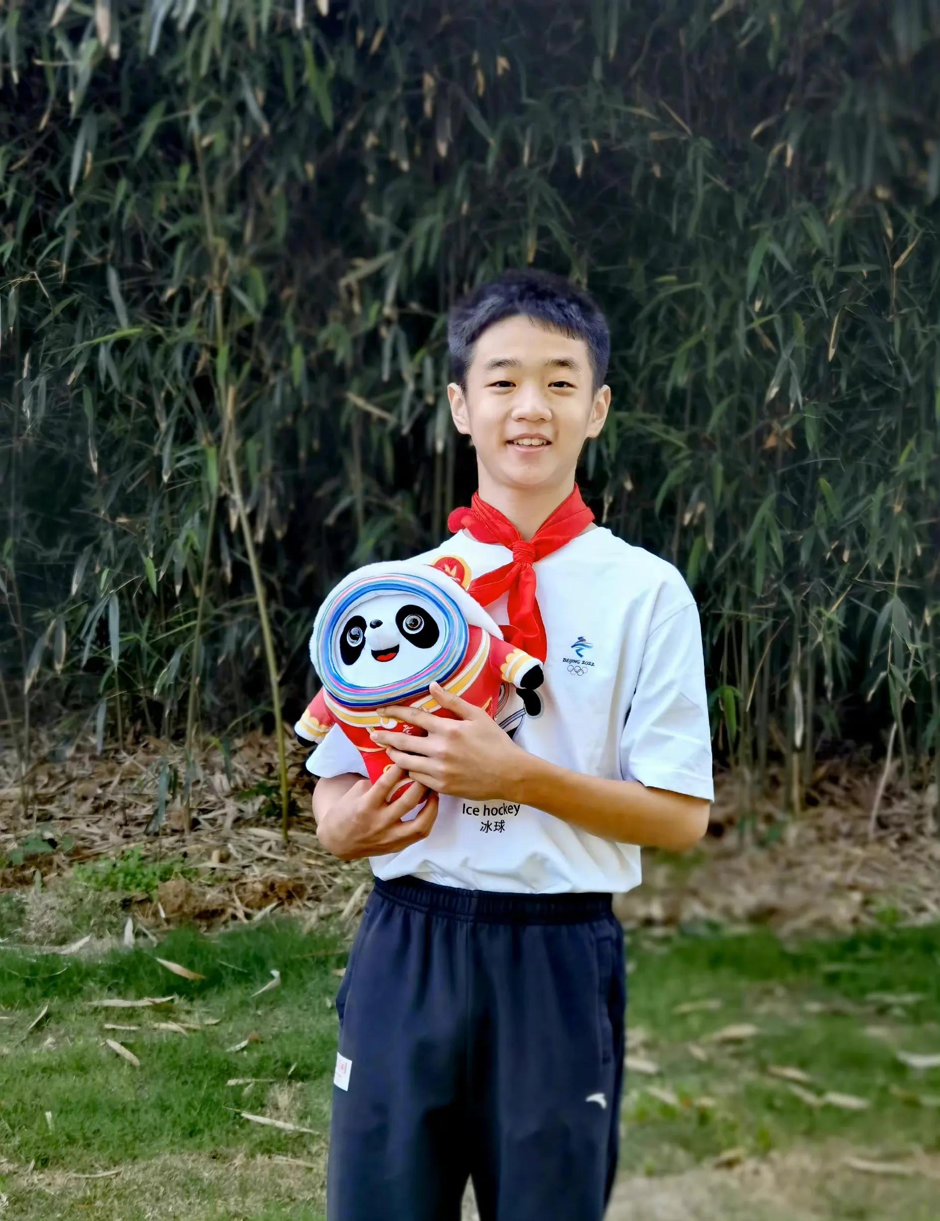 威晒父子合照，杨洋与爸爸穿同款西装，长相没变，体型抢镜