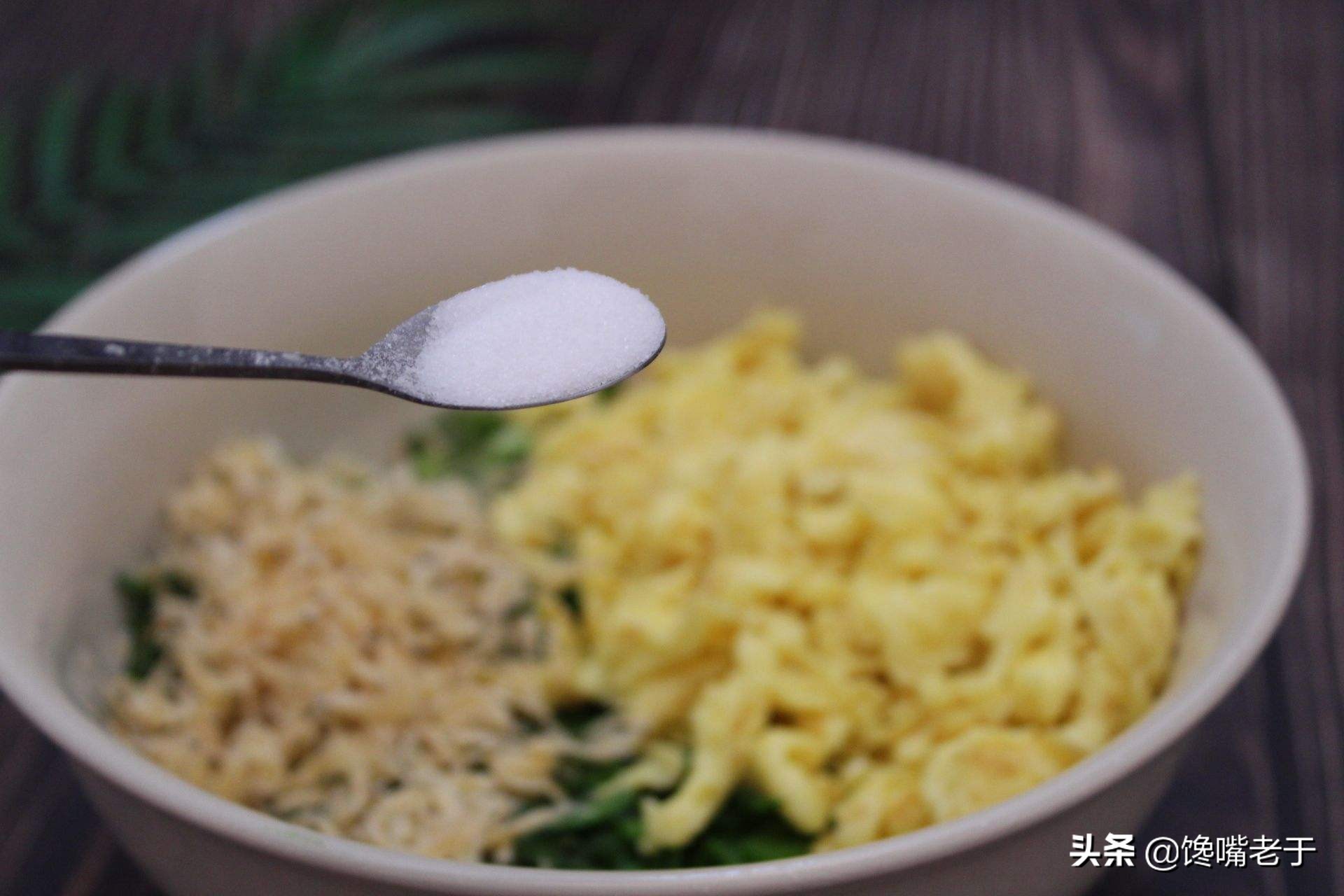 拌韭菜馅时：最忌放这3味料，10个人9个放，难怪饺子不鲜也不香
