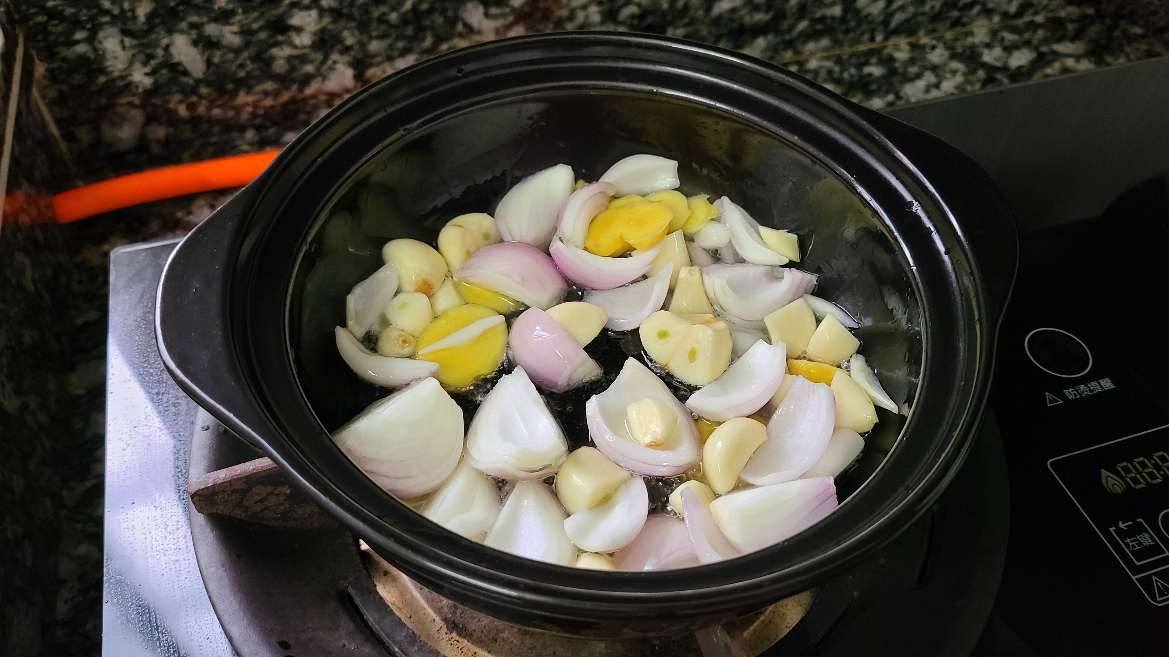 盐焗鸡煲，这一道家常菜在广东出了名，好吃味美又简单